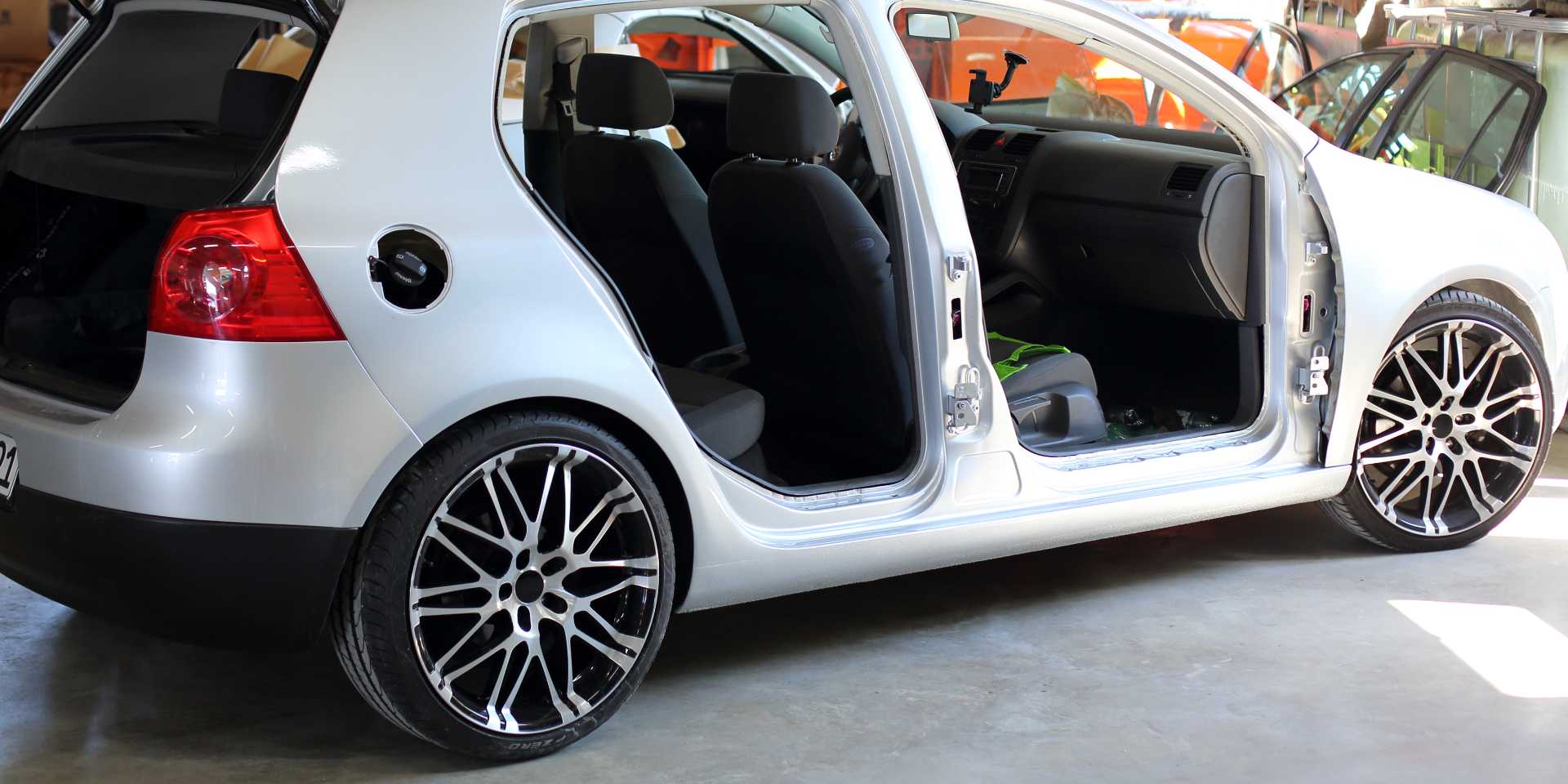Silbernes Auto mit offenen Türen